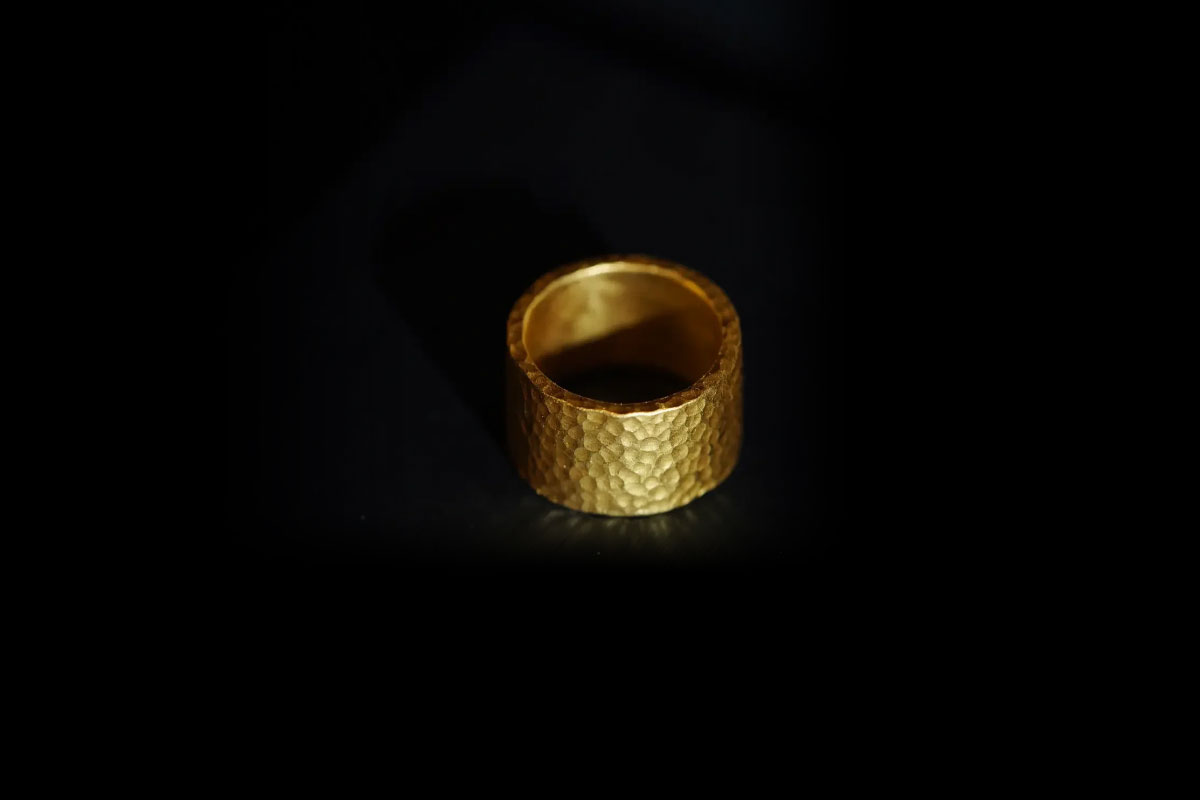 金色质感金属饰品与典当物件的等距三维插画，深蓝与金色调，氛围庄重典雅
